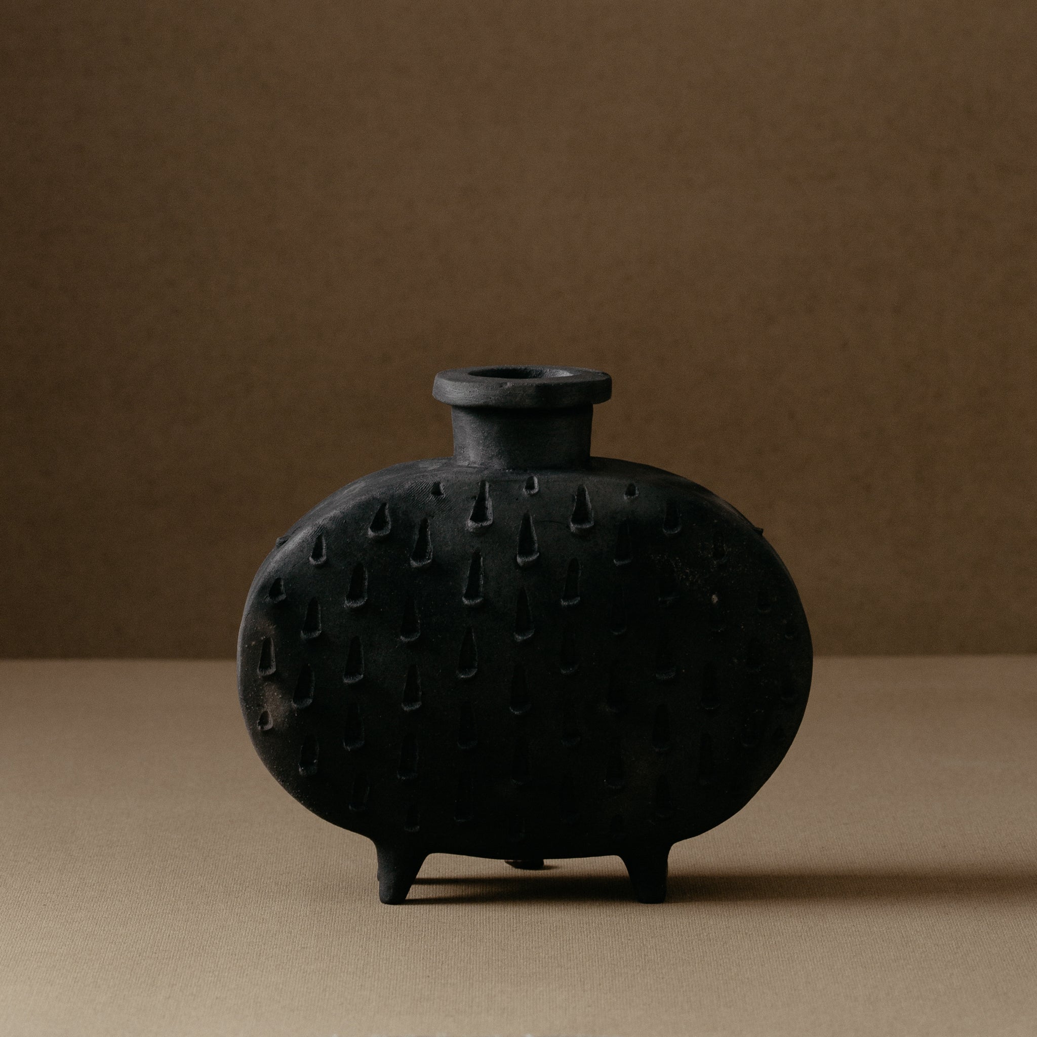 Black Vase No.03/24 - huba.studio