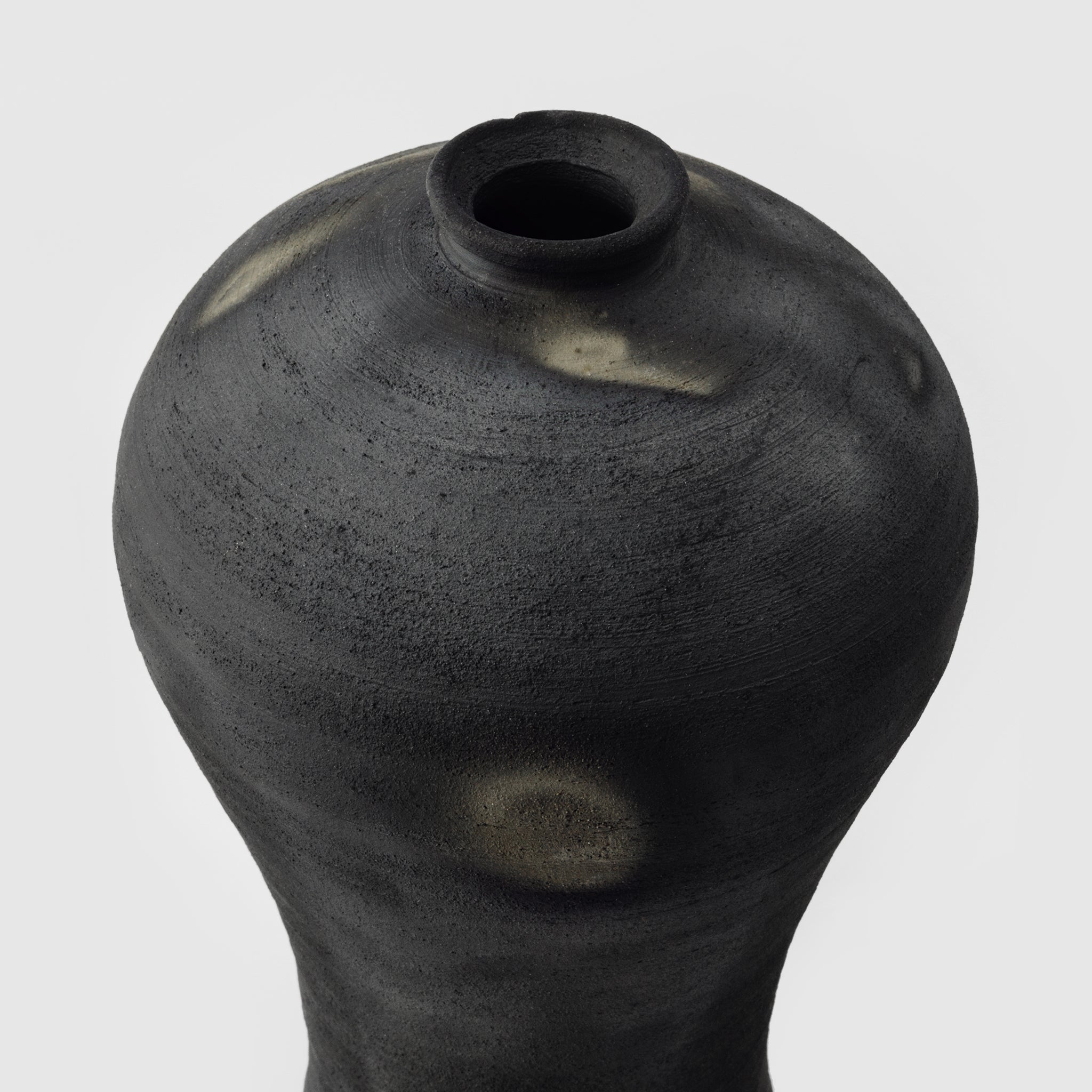 Black Vase No.138/23 - huba.studio