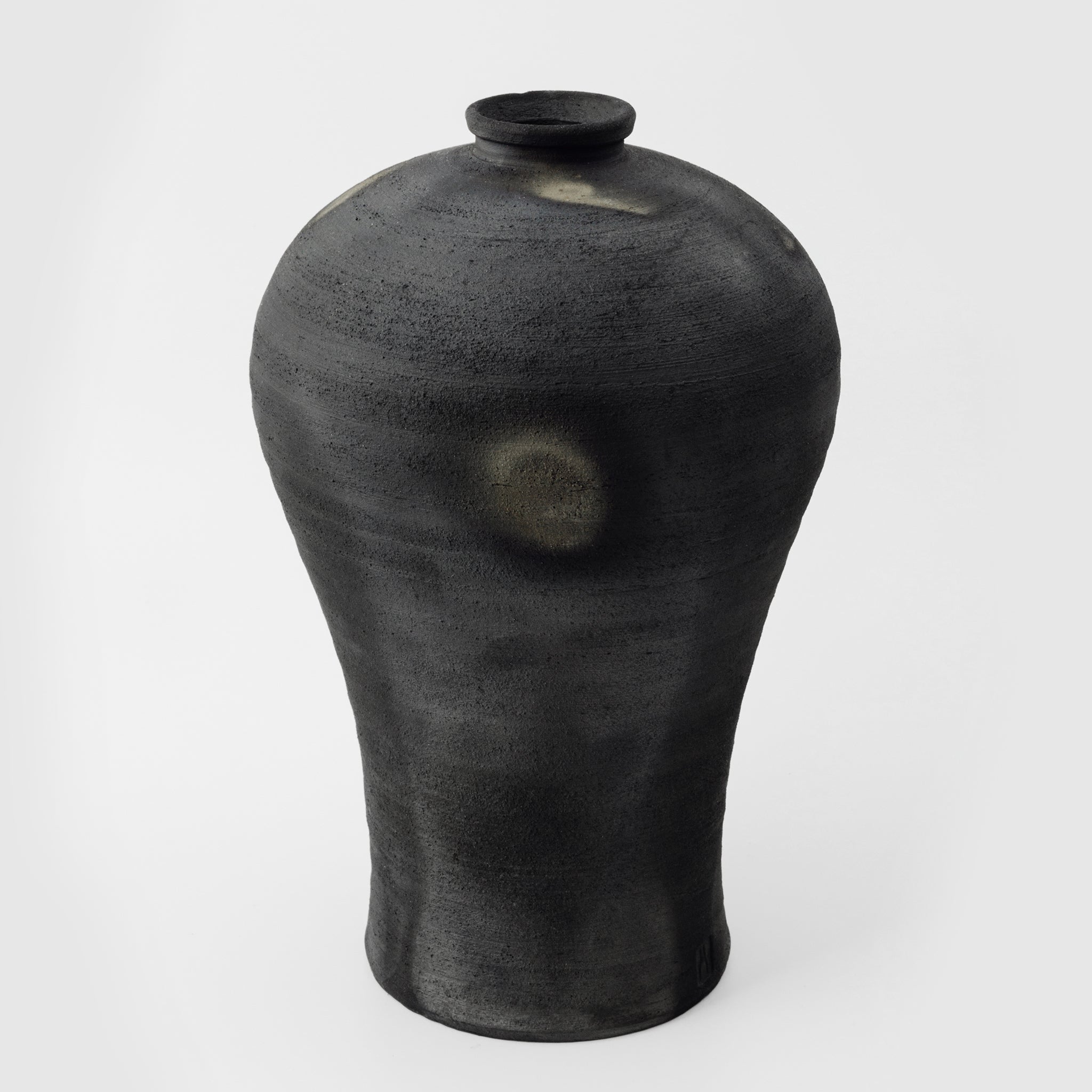 Black Vase No.138/23 - huba.studio