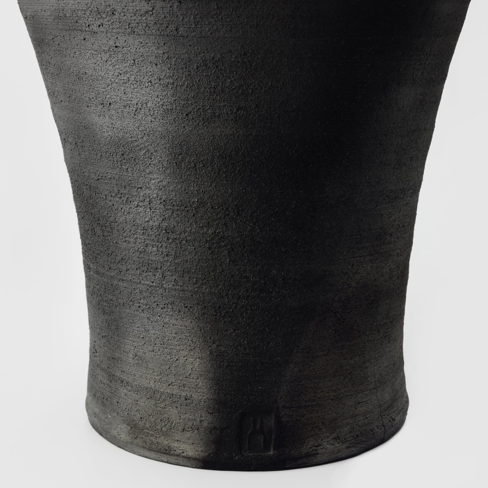 Black Vase No.138/23 - huba.studio