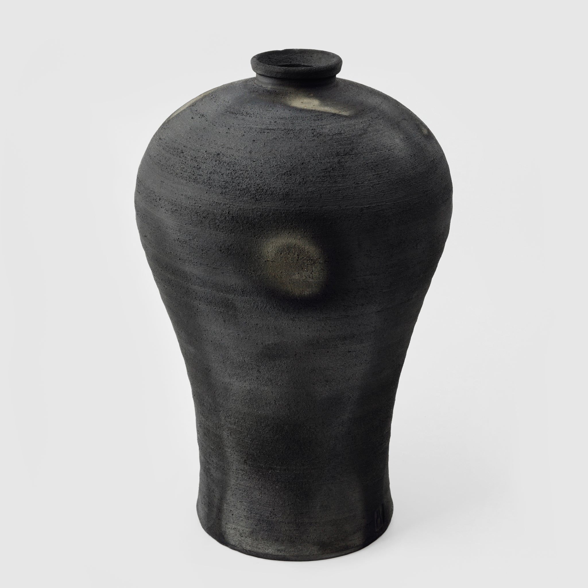 Black Vase No.138/23 - huba.studio