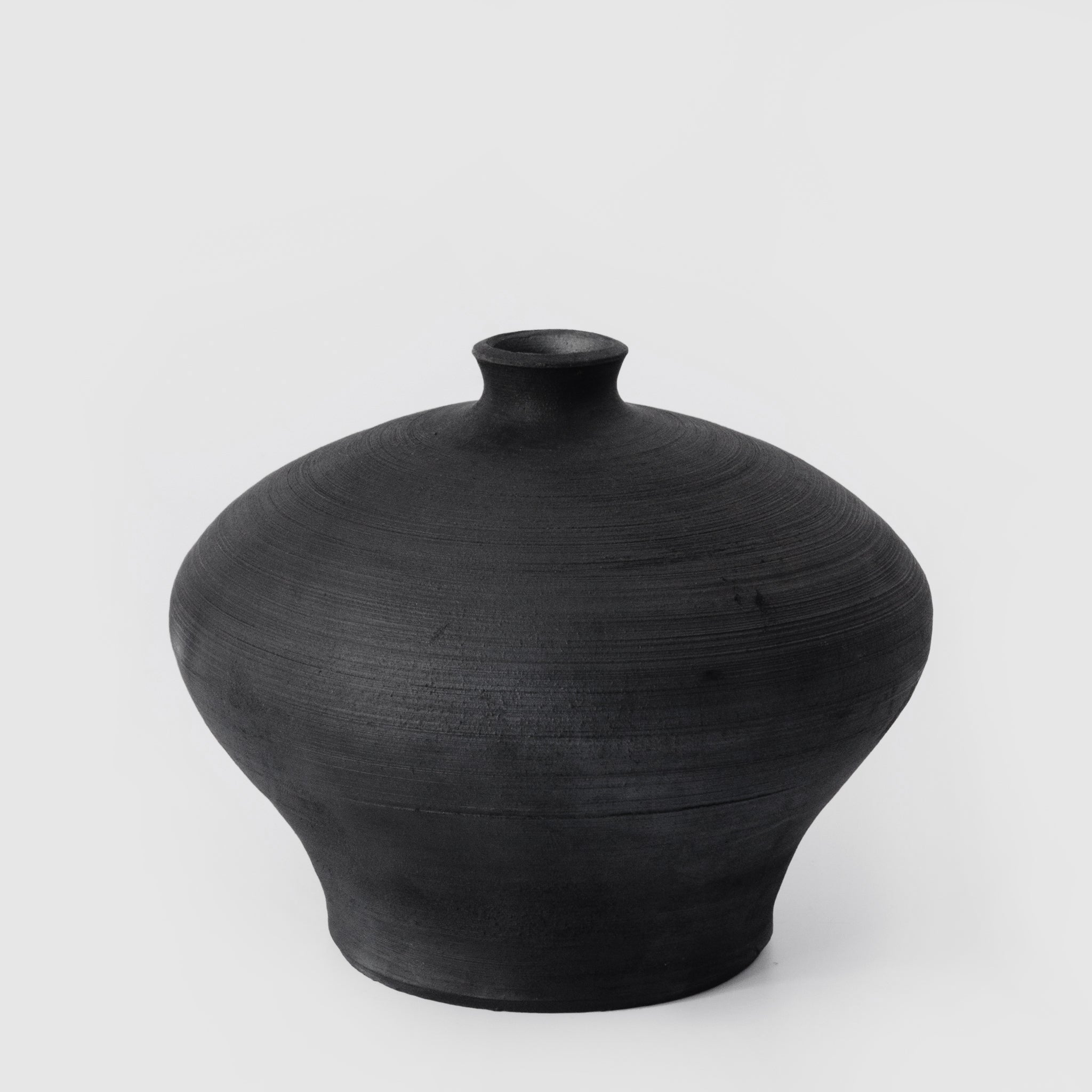 Black Vase No.140/23 - huba.studio