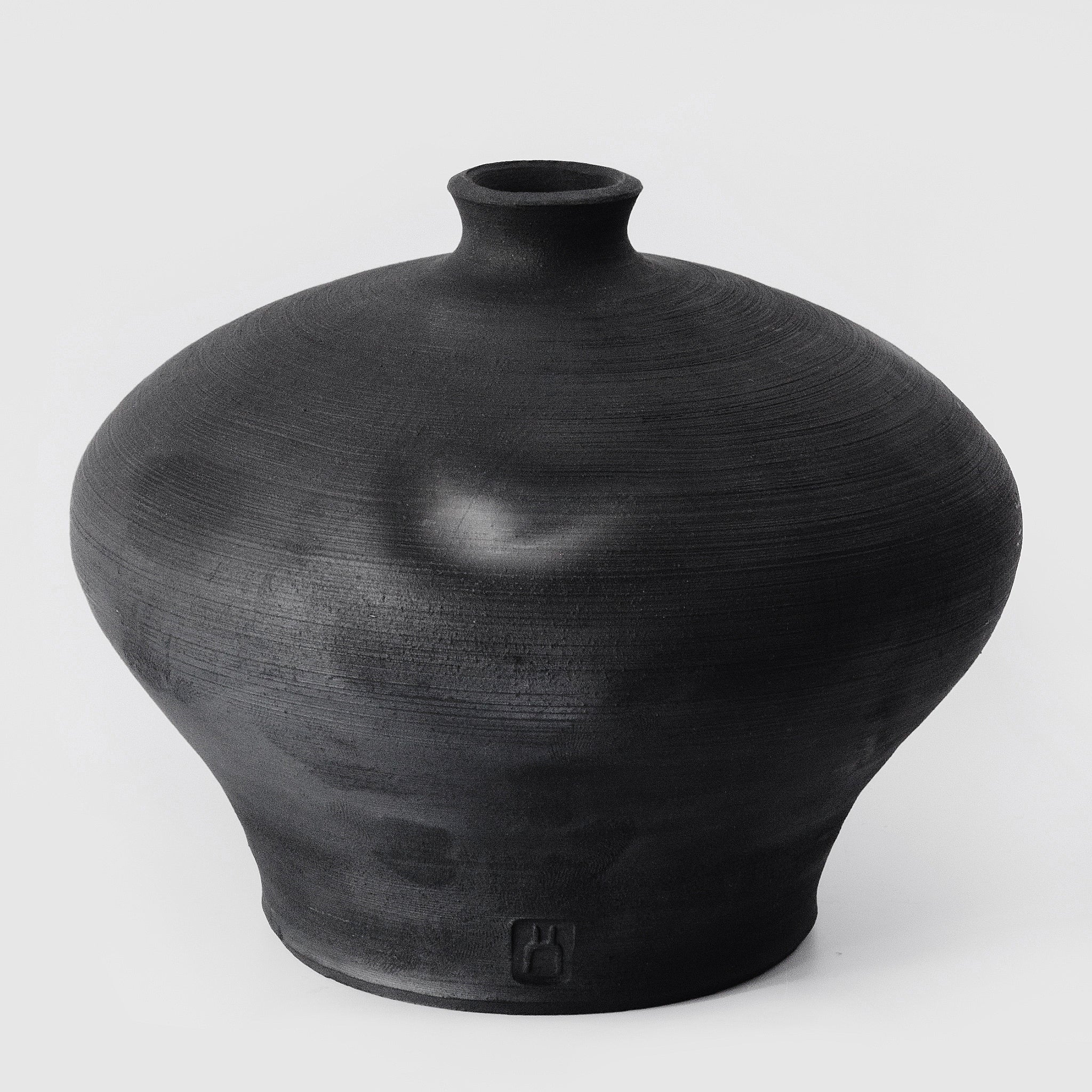 Black Vase No.140/23 - huba.studio