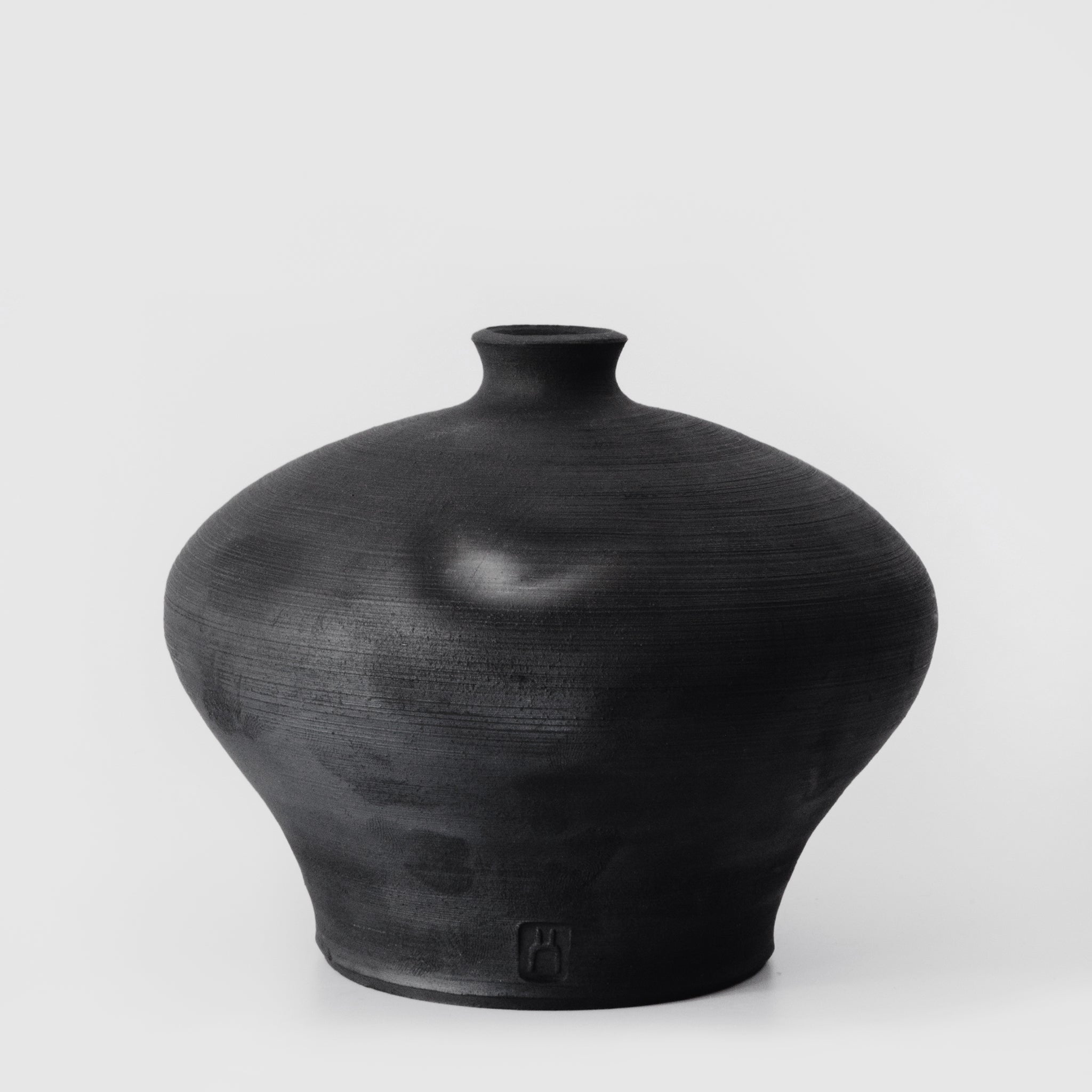 Black Vase No.140/23 - huba.studio