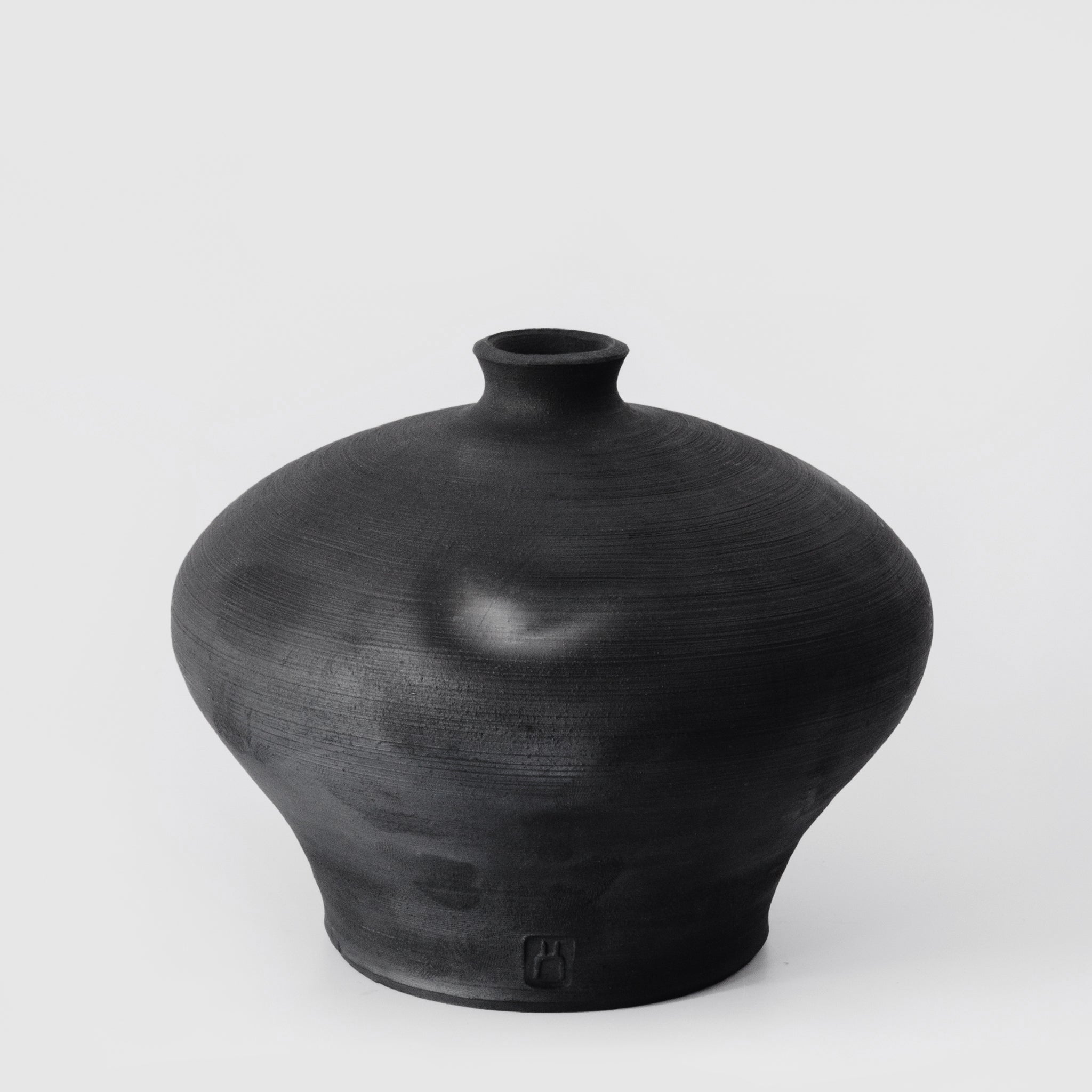 Black Vase No.140/23 - huba.studio
