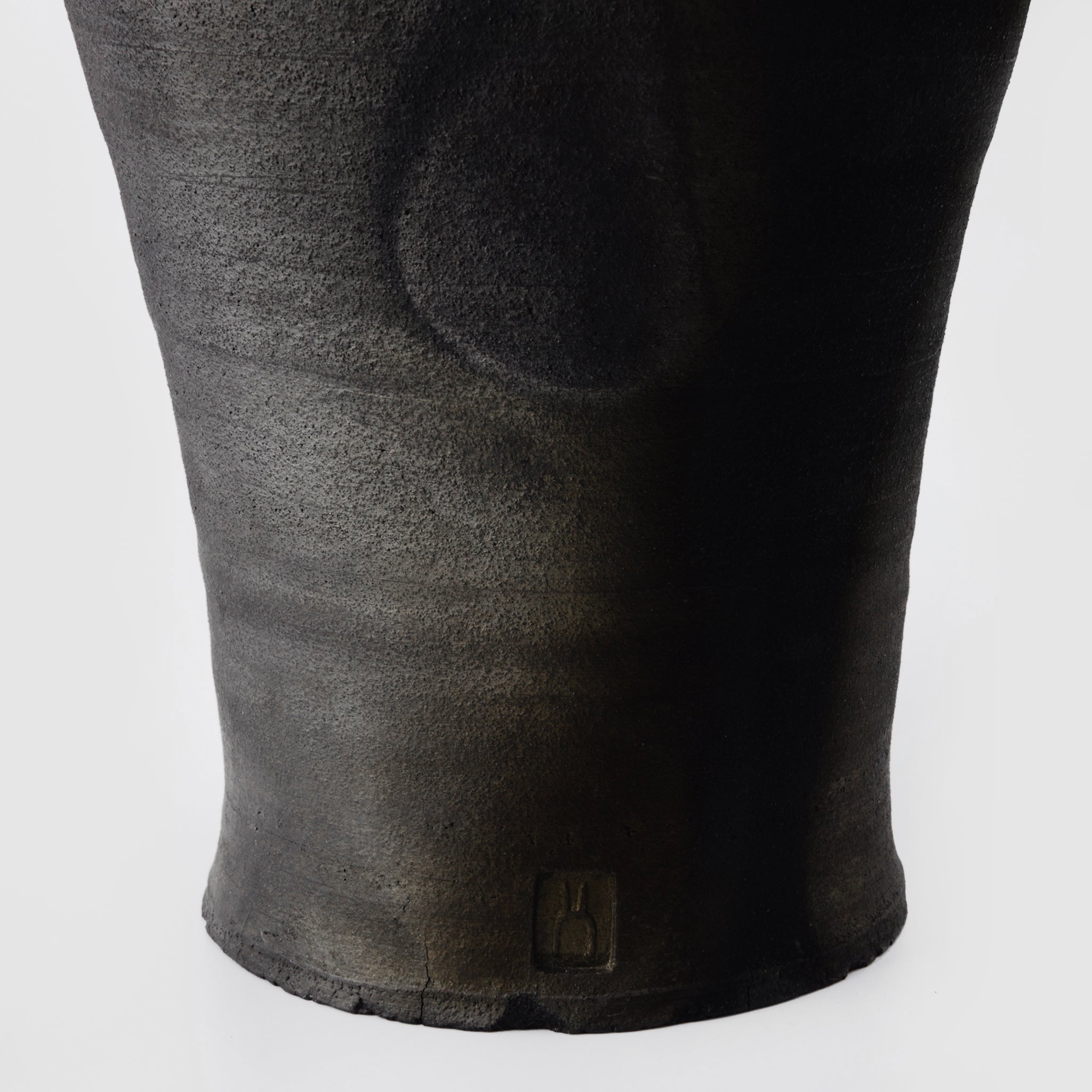 Black Vase No.146/23 - huba.studio