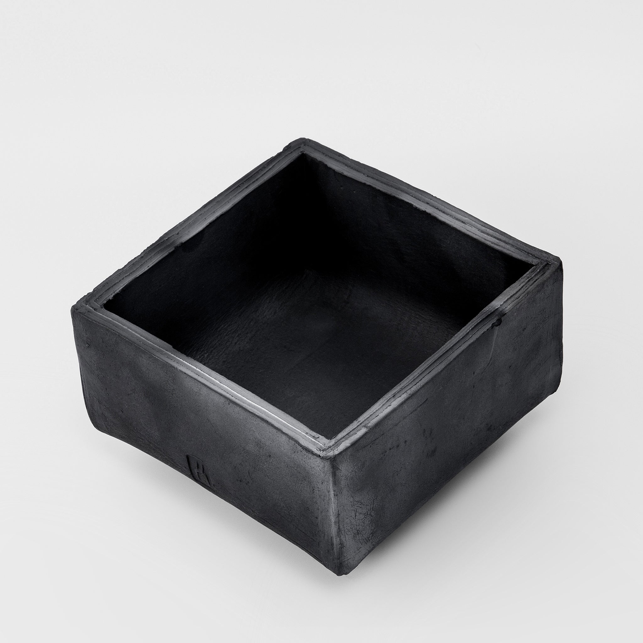 Black Medium Pot No.195/22 - huba.studio