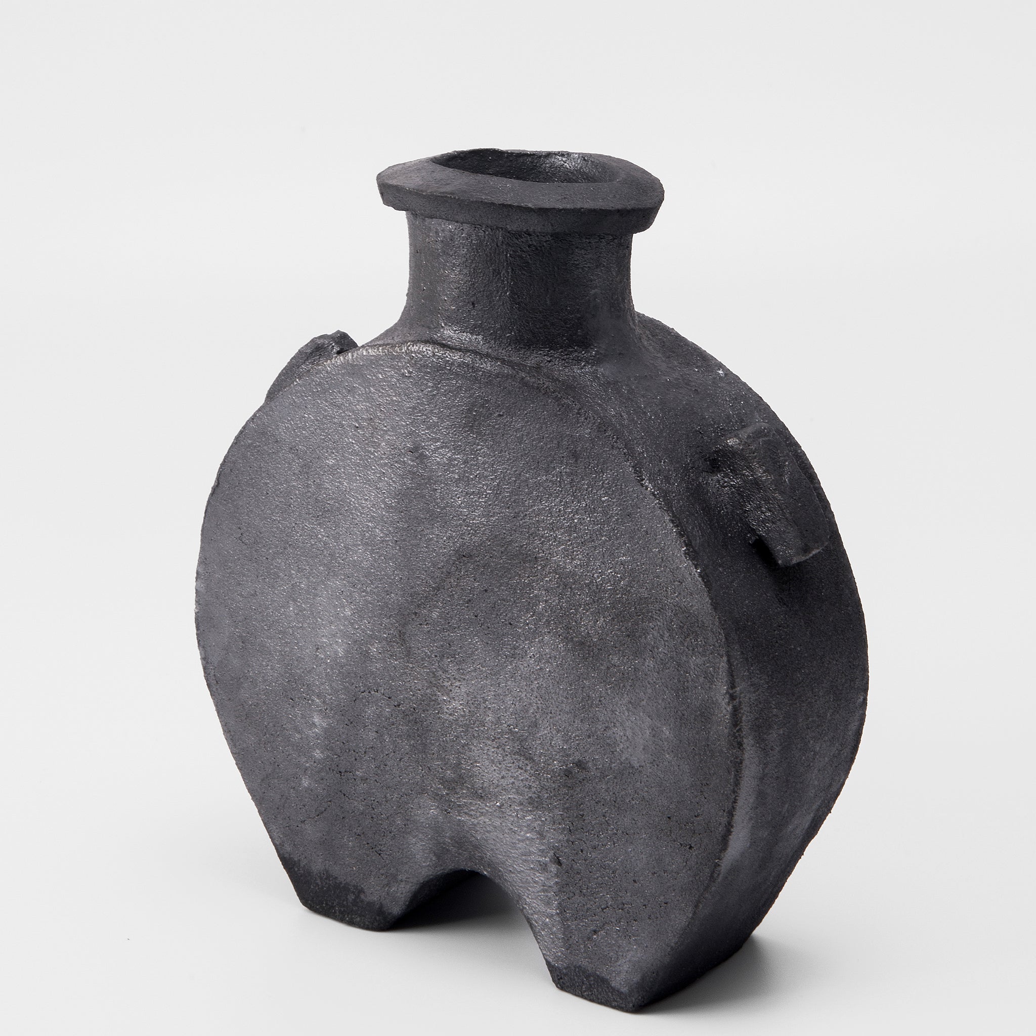 Black Vase No.213/22 - huba.studio