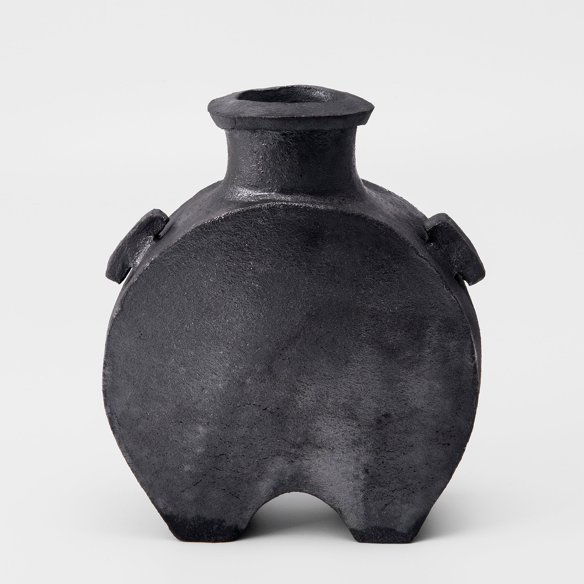 Black Vase No.213/22 - huba.studio