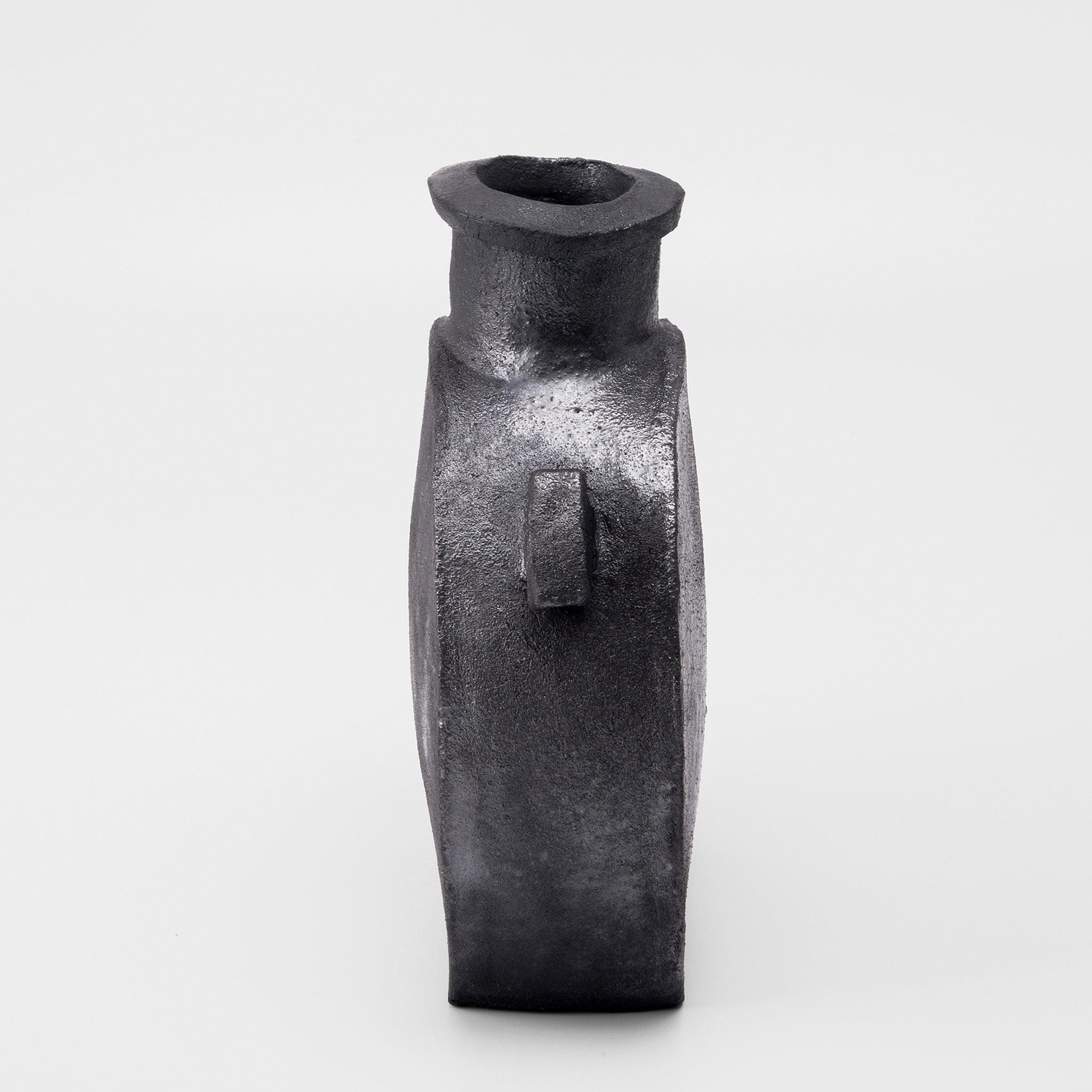 Black Vase No.213/22 - huba.studio